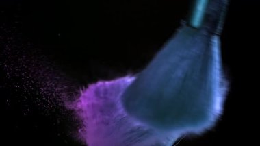 Renkli tozlu makyaj fırçaları. 1000 fps 'de yüksek hızlı bir kamerayla çekildi. Yüksek kaliteli FullHD görüntüler