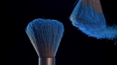 Renkli tozlu makyaj fırçaları. 1000 fps 'de yüksek hızlı bir kamerayla çekildi. Yüksek kaliteli FullHD görüntüler