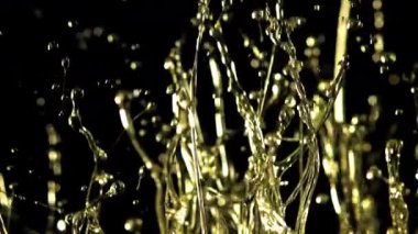 Bir damla zeytinyağı damlatıyor. 1000 fps 'de yüksek hızlı bir kamerayla çekildi. Yüksek kaliteli FullHD görüntüler