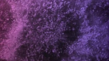 Holi festivali. Renkli tozlar uçar ve düşer. 1000 fps 'de yüksek hızlı bir kamerayla çekildi. Yüksek kaliteli FullHD görüntüler
