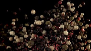 Biberler uçar ve düşer. 1000 fps 'de yüksek hızlı bir kamerayla çekildi. Yüksek kaliteli FullHD görüntüler