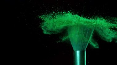 Renkli tozla makyaj fırçası. 1000 fps 'de yüksek hızlı bir kamerayla çekildi. Yüksek kaliteli FullHD görüntüler