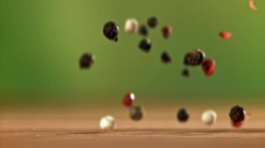 Biberler ahşap bir masaya düşer. 1000 fps 'de yüksek hızlı bir kamerayla çekildi. Yüksek kaliteli FullHD görüntüler