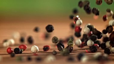 Biberler ahşap bir masaya düşer. 1000 fps 'de yüksek hızlı bir kamerayla çekildi. Yüksek kaliteli FullHD görüntüler