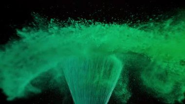 Renkli tozla makyaj fırçası. 1000 fps 'de yüksek hızlı bir kamerayla çekildi. Yüksek kaliteli FullHD görüntüler