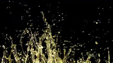 Bir damla zeytinyağı damlatıyor. 1000 fps 'de yüksek hızlı bir kamerayla çekildi. Yüksek kaliteli FullHD görüntüler