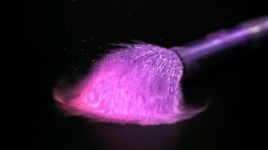 Makyaj fırçası masaya düşer. 1000 fps 'de yüksek hızlı bir kamerayla çekildi. Yüksek kaliteli FullHD görüntüler