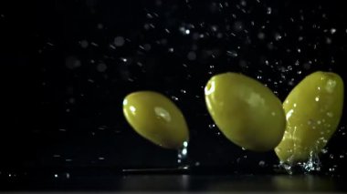 Zeytinler su sıçraması ile masaya düşer. 1000 fps 'de yüksek hızlı bir kamerayla çekildi. Yüksek kaliteli FullHD görüntüler