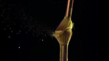 Renkli tozlu makyaj fırçaları. 1000 fps 'de yüksek hızlı bir kamerayla çekildi. Yüksek kaliteli FullHD görüntüler