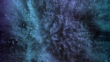 Holi festivali. Renkli tozlar uçar ve düşer. 1000 fps 'de yüksek hızlı bir kamerayla çekildi. Yüksek kaliteli FullHD görüntüler