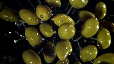 Zeytinler uçar ve düşer. 1000 fps 'de yüksek hızlı bir kamerayla çekildi. Yüksek kaliteli FullHD görüntüler