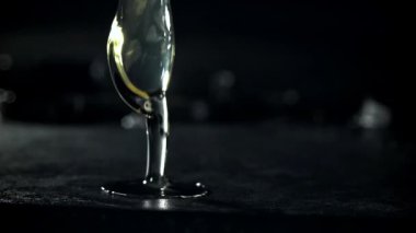 Sahanda yumurta pişiriyorum. 1000 fps 'de yüksek hızlı bir kamerayla çekildi. Yüksek kaliteli FullHD görüntüler