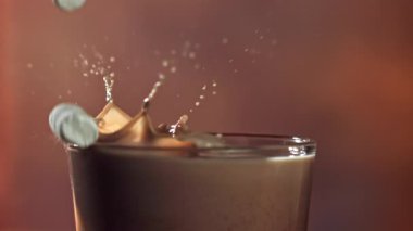 Marshmallow sıcak çikolatanın içine düşer. 1000 fps 'de yüksek hızlı bir kamerayla çekildi. Yüksek kaliteli FullHD görüntüler