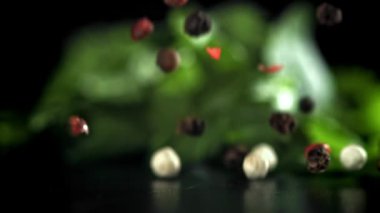 Biberler masaya düşer. 1000 fps 'de yüksek hızlı bir kamerayla çekildi. Yüksek kaliteli FullHD görüntüler