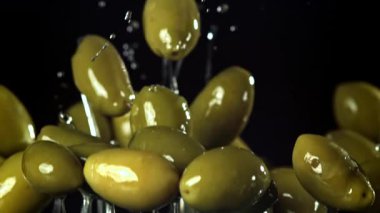 Zeytinler uçar ve düşer. 1000 fps 'de yüksek hızlı bir kamerayla çekildi. Yüksek kaliteli FullHD görüntüler