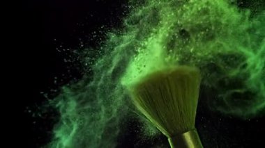 Renkli tozla makyaj fırçası. 1000 fps 'de yüksek hızlı bir kamerayla çekildi. Yüksek kaliteli FullHD görüntüler