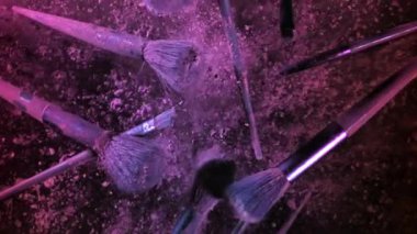 Makyaj fırçaları yukarı aşağı uçar. 1000 fps 'de yüksek hızlı bir kamerayla çekildi. Yüksek kaliteli FullHD görüntüler