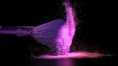 Makyaj fırçası masaya düşer. 1000 fps 'de yüksek hızlı bir kamerayla çekildi. Yüksek kaliteli FullHD görüntüler