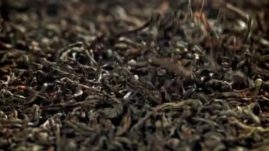 Kuru çay masaya düşer. 1000 fps 'de yüksek hızlı bir kamerayla çekildi. Yüksek kaliteli FullHD görüntüler