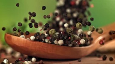 Biberler tahta kaşığa düşer. 1000 fps 'de yüksek hızlı bir kamerayla çekildi. Yüksek kaliteli FullHD görüntüler