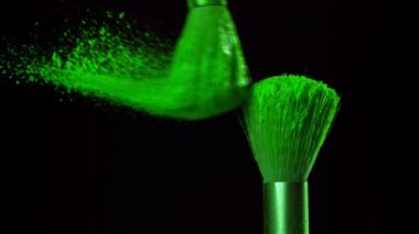 Renkli tozlu makyaj fırçaları. 1000 fps 'de yüksek hızlı bir kamerayla çekildi. Yüksek kaliteli FullHD görüntüler