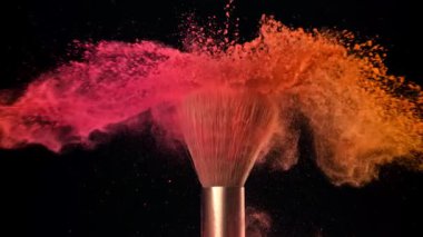 Renkli tozla makyaj fırçası. 1000 fps 'de yüksek hızlı bir kamerayla çekildi. Yüksek kaliteli FullHD görüntüler