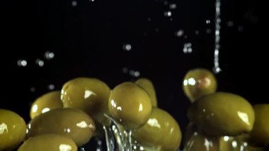 Zeytinler uçar ve düşer. 1000 fps 'de yüksek hızlı bir kamerayla çekildi. Yüksek kaliteli FullHD görüntüler