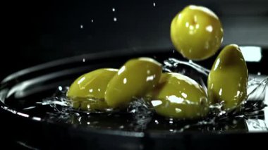 Zeytinler su sıçraması ile masaya düşer. 1000 fps 'de yüksek hızlı bir kamerayla çekildi. Yüksek kaliteli FullHD görüntüler