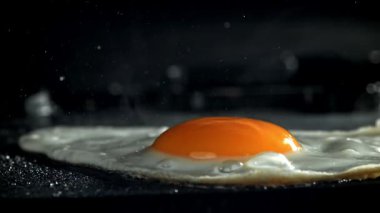 Yumurta tavada kızarır. 1000 fps 'de yüksek hızlı bir kamerayla çekildi. Yüksek kaliteli FullHD görüntüler