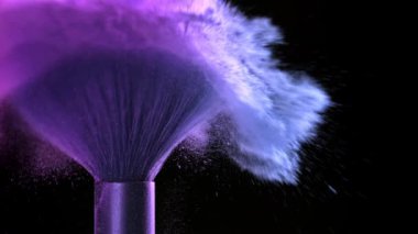 Renkli tozla makyaj fırçası. 1000 fps 'de yüksek hızlı bir kamerayla çekildi. Yüksek kaliteli FullHD görüntüler