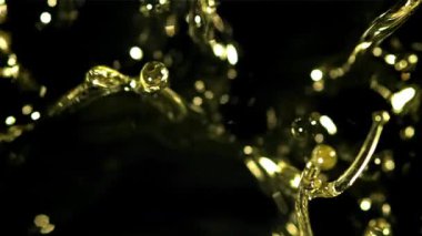 Bir damla zeytinyağı damlatıyor. 1000 fps 'de yüksek hızlı bir kamerayla çekildi. Yüksek kaliteli FullHD görüntüler