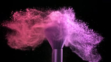 Renkli tozla makyaj fırçası. 1000 fps 'de yüksek hızlı bir kamerayla çekildi. Yüksek kaliteli FullHD görüntüler