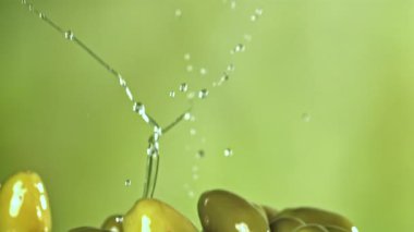 Zeytinler uçar ve düşer. 1000 fps 'de yüksek hızlı bir kamerayla çekildi. Yüksek kaliteli FullHD görüntüler