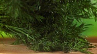 Dill ahşap bir tahtanın üzerine düşer. 1000 fps 'de yüksek hızlı bir kamerayla çekildi. Yüksek kaliteli FullHD görüntüler