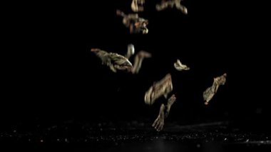 Kuru çay masaya düşer. 1000 fps 'de yüksek hızlı bir kamerayla çekildi. Yüksek kaliteli FullHD görüntüler