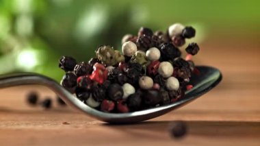 Biberli bir kaşık masaya düşer. 1000 fps 'de yüksek hızlı bir kamerayla çekildi. Yüksek kaliteli FullHD görüntüler