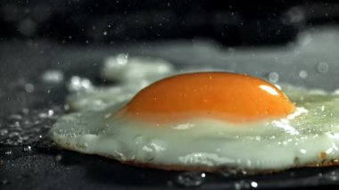Yumurta tavada kızarır. 1000 fps 'de yüksek hızlı bir kamerayla çekildi. Yüksek kaliteli FullHD görüntüler