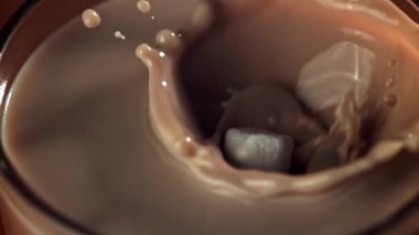 Marshmallow sıcak çikolatanın içine düşer. 1000 fps 'de yüksek hızlı bir kamerayla çekildi. Yüksek kaliteli FullHD görüntüler