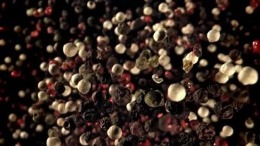 Biberler uçar ve düşer. 1000 fps 'de yüksek hızlı bir kamerayla çekildi. Yüksek kaliteli FullHD görüntüler