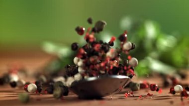 Biberli bir kaşık masaya düşer. 1000 fps 'de yüksek hızlı bir kamerayla çekildi. Yüksek kaliteli FullHD görüntüler