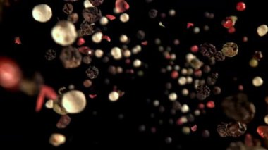 Biberler düşer. 1000 fps 'de yüksek hızlı bir kamerayla çekildi. Yüksek kaliteli FullHD görüntüler