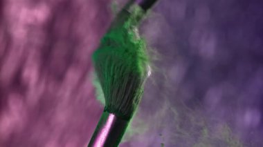 Renkli tozlu makyaj fırçaları. 1000 fps 'de yüksek hızlı bir kamerayla çekildi. Yüksek kaliteli FullHD görüntüler