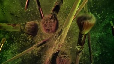 Makyaj fırçaları yukarı aşağı uçar. 1000 fps 'de yüksek hızlı bir kamerayla çekildi. Yüksek kaliteli FullHD görüntüler
