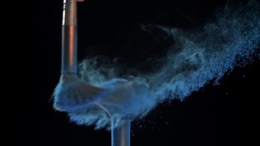 Renkli tozlu makyaj fırçaları. 1000 fps 'de yüksek hızlı bir kamerayla çekildi. Yüksek kaliteli FullHD görüntüler