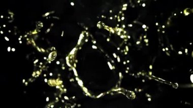 Bir damla zeytinyağı damlatıyor. 1000 fps 'de yüksek hızlı bir kamerayla çekildi. Yüksek kaliteli FullHD görüntüler