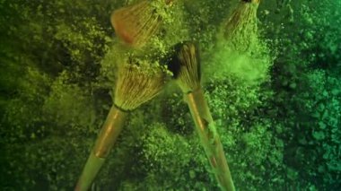 Makyaj fırçaları yukarı aşağı uçar. 1000 fps 'de yüksek hızlı bir kamerayla çekildi. Yüksek kaliteli FullHD görüntüler
