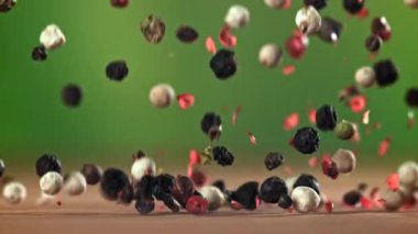 Biberler ahşap bir masaya düşer. 1000 fps 'de yüksek hızlı bir kamerayla çekildi. Yüksek kaliteli FullHD görüntüler