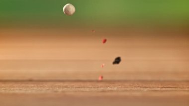 Biberler ahşap bir masaya düşer. 1000 fps 'de yüksek hızlı bir kamerayla çekildi. Yüksek kaliteli FullHD görüntüler