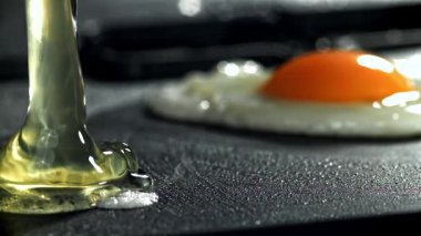 Kırık yumurta tavaya düşer. 1000 fps 'de yüksek hızlı bir kamerayla çekildi. Yüksek kaliteli FullHD görüntüler