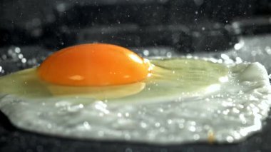 Yumurta tavada kızarır. 1000 fps 'de yüksek hızlı bir kamerayla çekildi. Yüksek kaliteli FullHD görüntüler